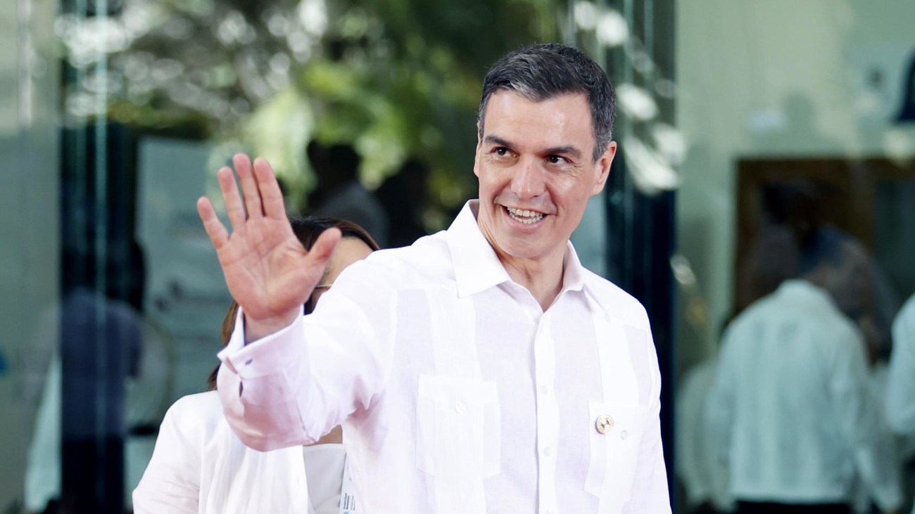 Sánchez acusa a Feijóo de "insolvencia" por decir que "no echa de menos" reunirse con "autócratas