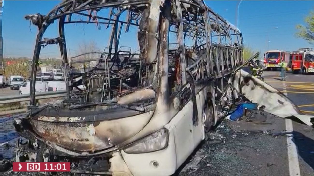 Arde un autobús en la incorporación de la M-45 a la A-4