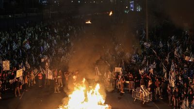 Decenas de miles de israelíes protestan contra el cese del ministro de Defensa