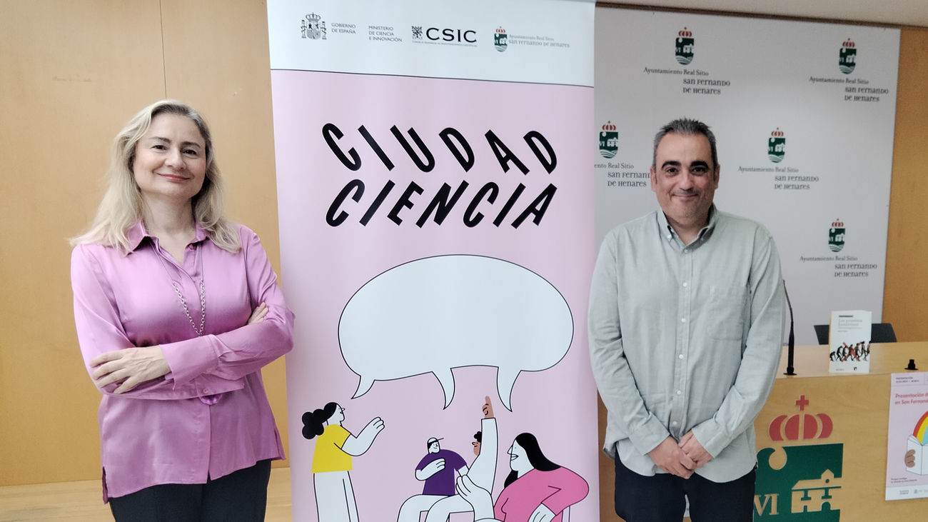 Pura Fernández, vicepresidenta adjunta de Cultura Científica y Ciencia Ciudadana del CSIC, y Francisco Javier Corpa,  alcalde de San Fernando de Henares,