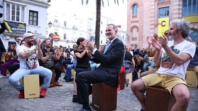 Los Reyes participan en una cajoneada popular en Cádiz