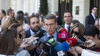 Feijóo lamenta que Sánchez mantenga a ministros "desgastados" y Ayuso cree que "tapa una crisis con otro carné de partido"