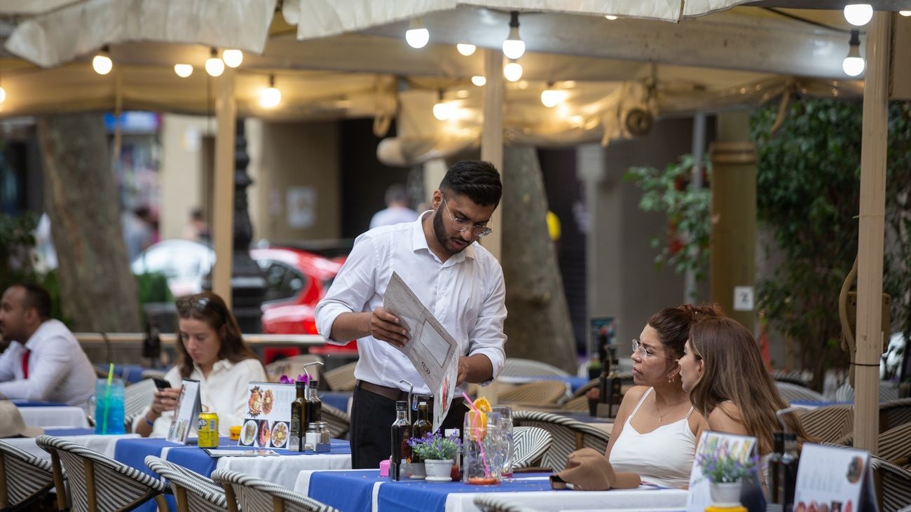 Camarero en una terraza