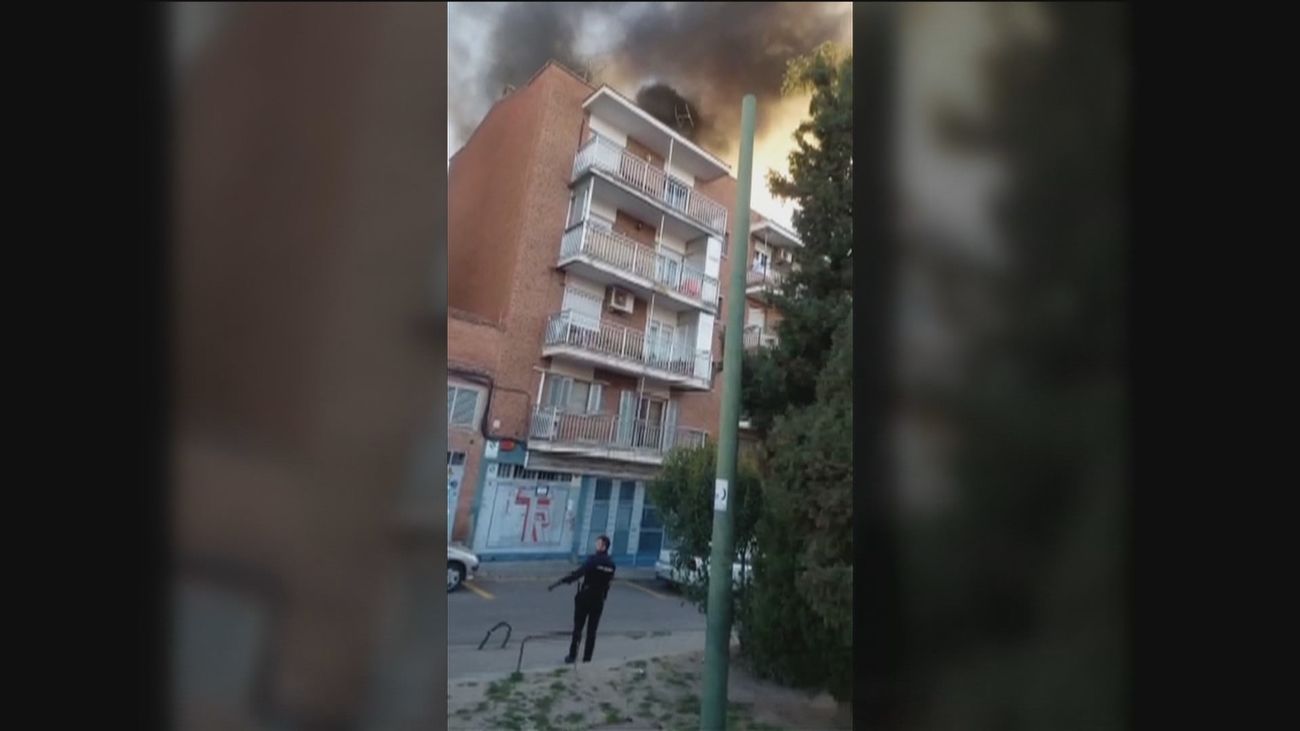 Dos intoxicados leves por el incendio de un edificio en Puente de Vallecas
