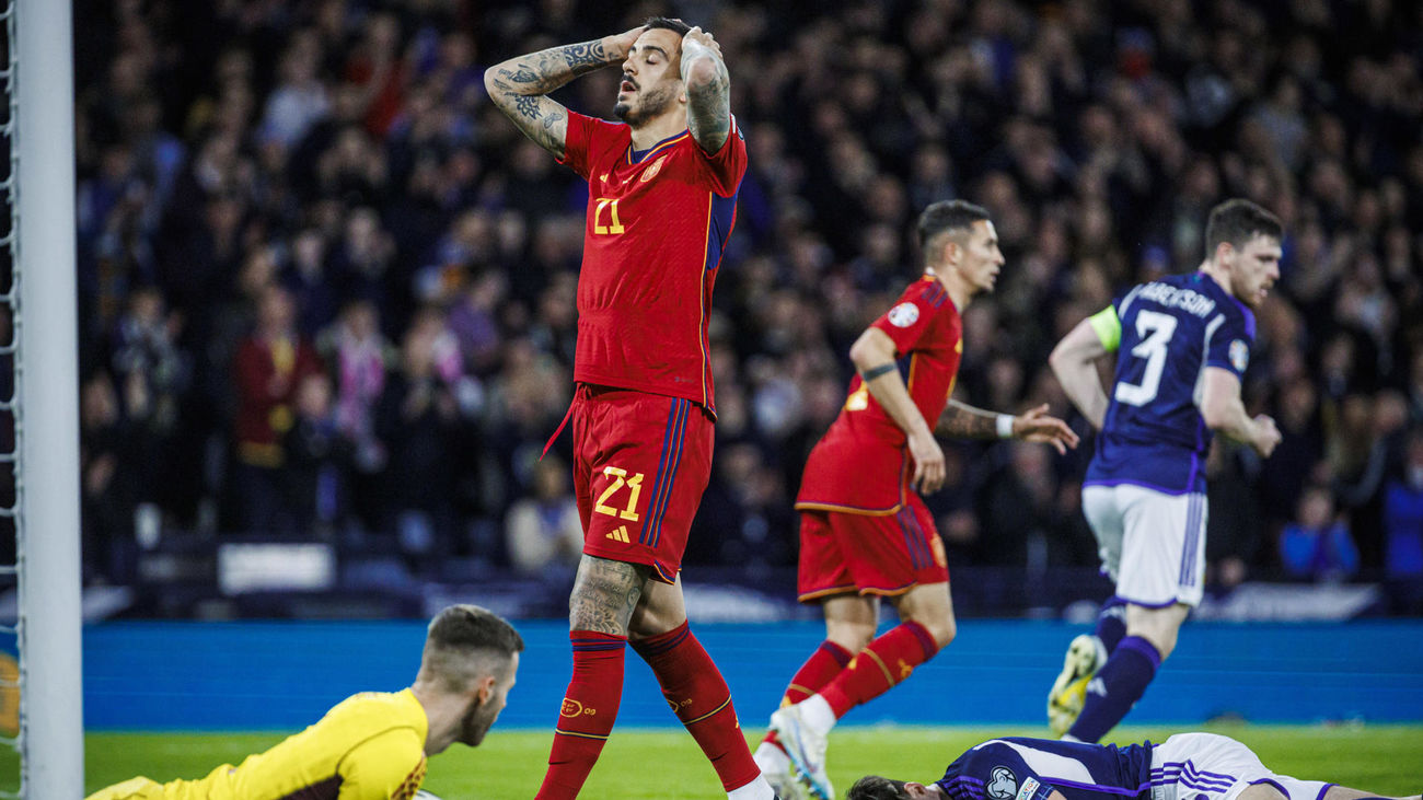 El delantero de la selección española Joselu se lamenta de una ocasión fallada durante el partido de Clasificación para la Eurocopa 2024 ante Escocia