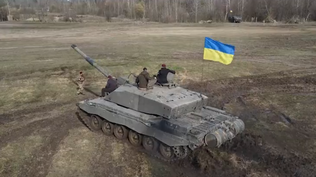 Llegan a Ucrania los primeros tanques 'Challenger' de Reino Unido