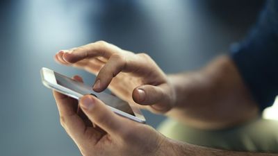 Consejos para evitar las estafas telefónicas que se hacen pasar por la compañía de luz o gas