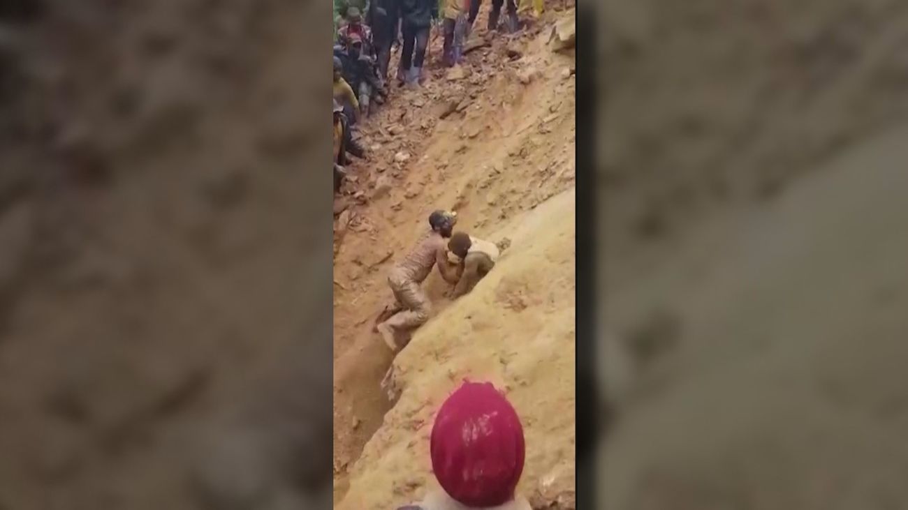 Al borde de la muerte: Mineros logran salir de una mina derrumbada en el Congo