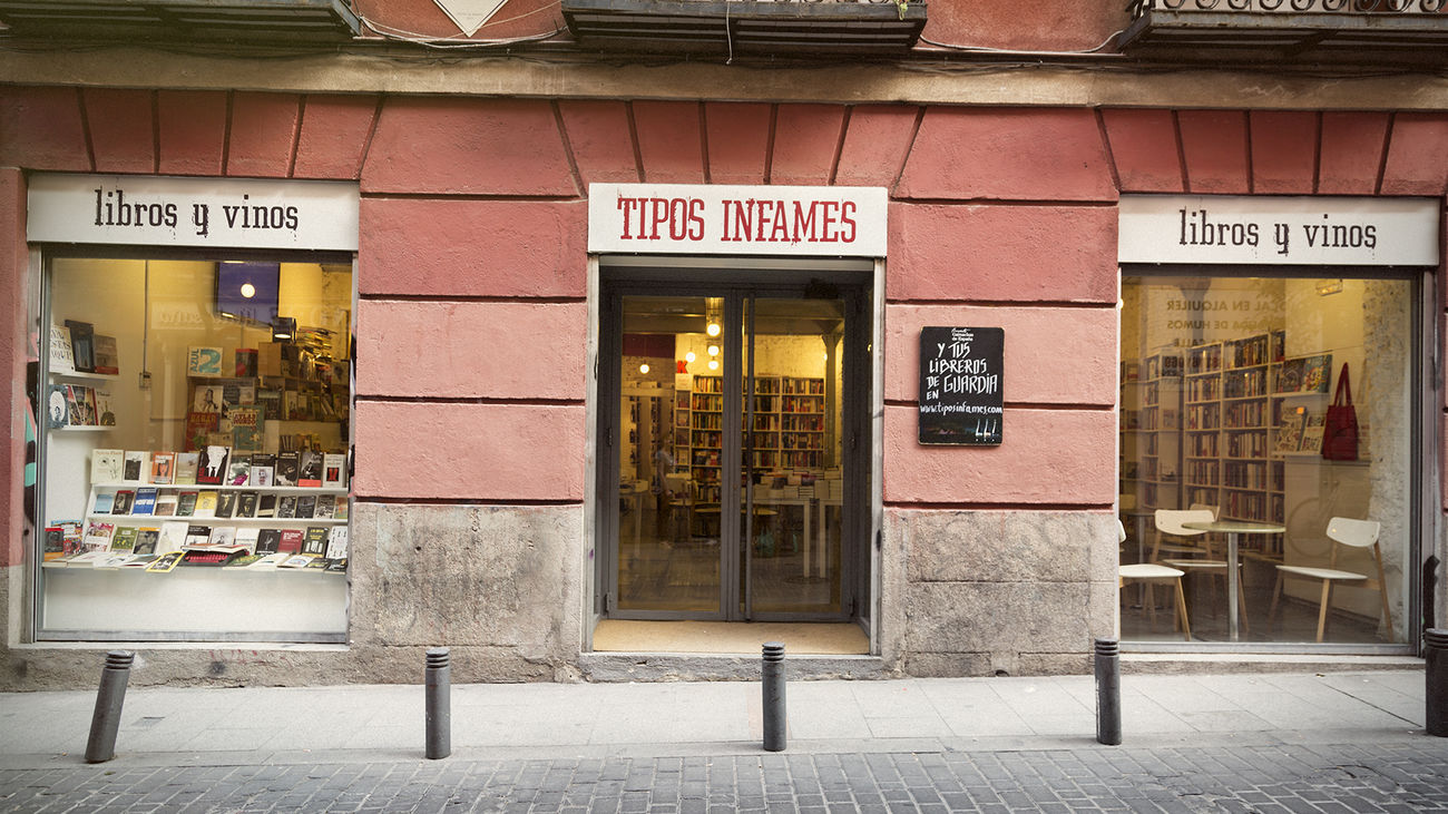 'Tipos infames': la cooperativa que gestiona una librería y nació en una partida de billar