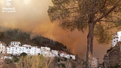 "El pueblo está destrozado pero sacaremos fuerza de donde sea", 1.600 vecinos permanecen desalojados por el incendio de Castellón
