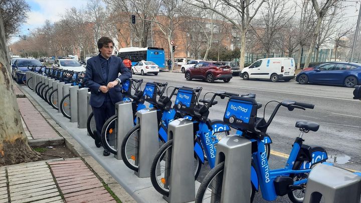 El alcalde, José Luis Martínez-Almeida, en una nueva estación de bicimad / EUROPA PRESS
