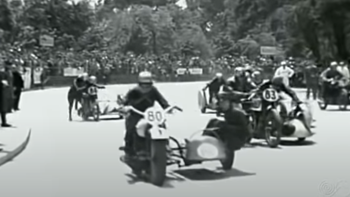 Carrera de motos con sidecar en el Paseo de Coches de El Retiro en los años 60 / ARCHIVO