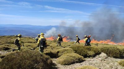 Tres helicópteros se suman a la extinción del incendio de Candelario, en Salamanca