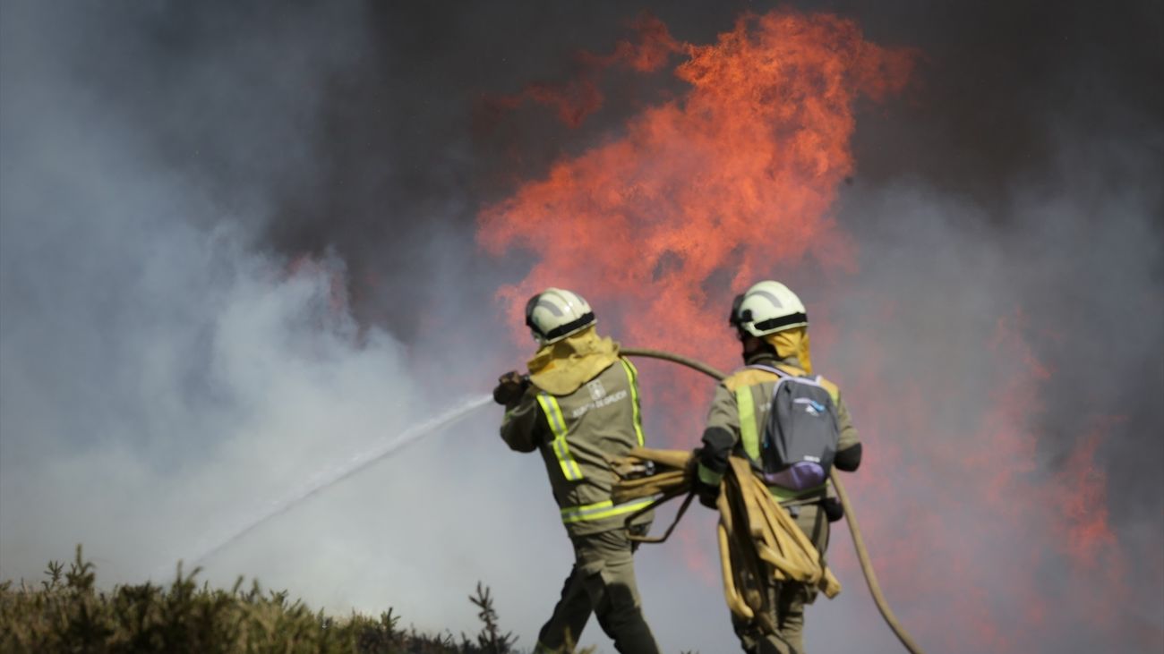 Efectivos de la Xunta trabajan en la extinción del fuego en Baleira, Lugo