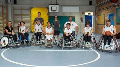 Felipe Reyes visita la escuela de baloncesto en silla de ruedas de la Fundación Real Madrid