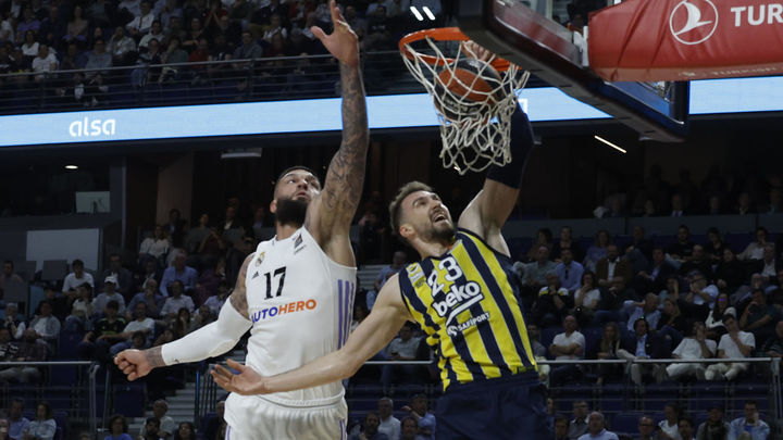 Poirier ante el Fenerbahce / EFE