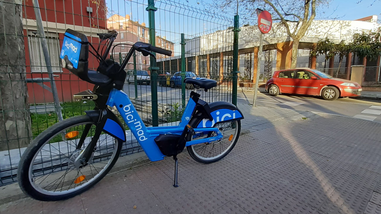 Una bicicleta de Bicimad abandonada en una calle de Madrid