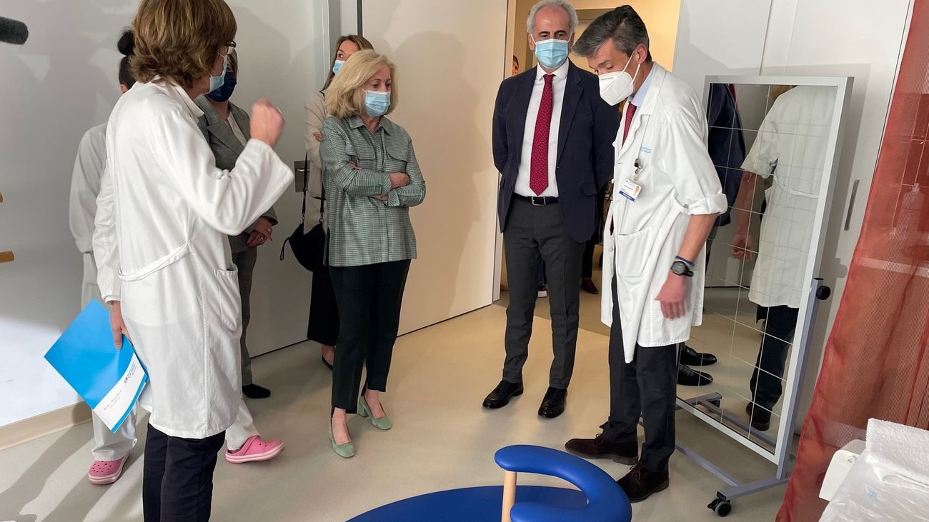 El consejero de Sanidad, Enrique Ruiz Escudero, y la consejera de Familia, Juventud y Política Social, Concepción Dancausa