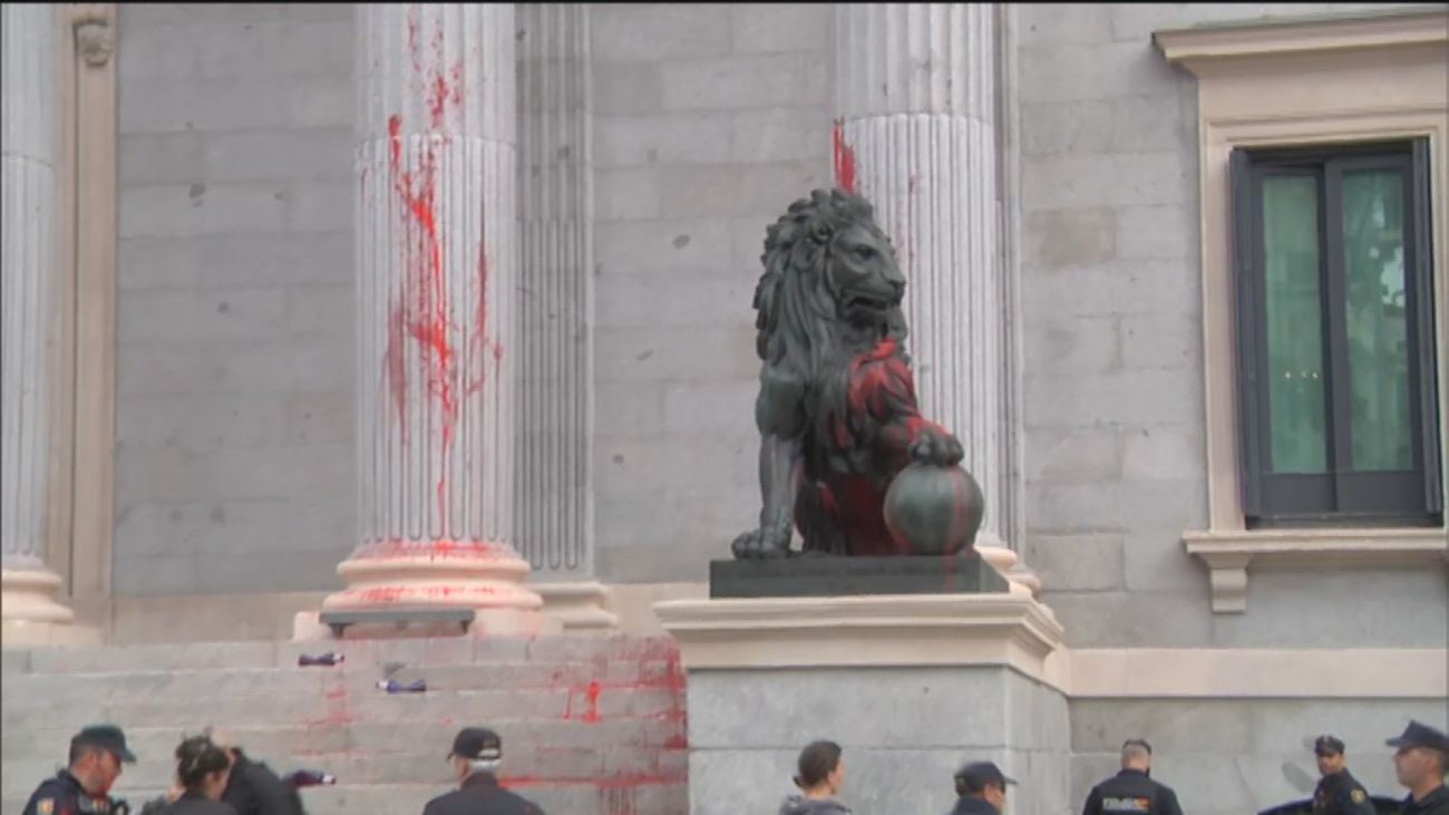 Activistas por el clima arrojan pintura roja en la fachada del Congreso de los Diputados