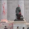 Activistas por el clima arrojan pintura roja en la fachada del Congreso de los Diputados
