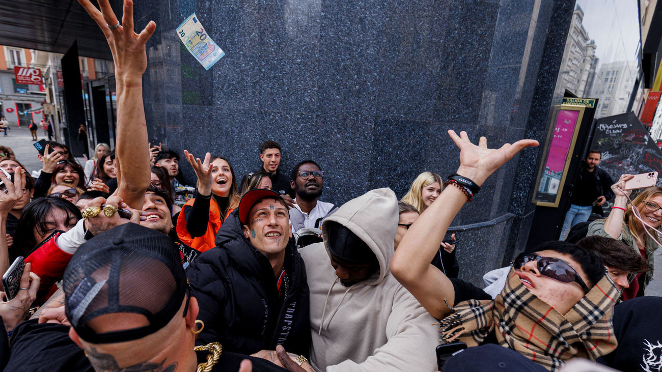 El cantante de trap Yung Beef regala hasta 5.000 euros en billetes lanzados al aire en Callao