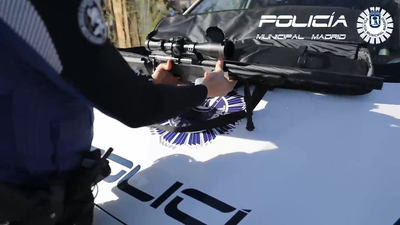 Sorprendidos en un parque de Vicálvaro cuando disparaban con un rifle a una diana