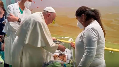 El Papa bautiza a un bebé ingresado en la planta de Oncología Pediátrica del hospital Gemelli de Roma