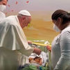El Papa bautiza a un bebé ingresado en la planta de Oncología Pediátrica del hospital Gemelli de Roma