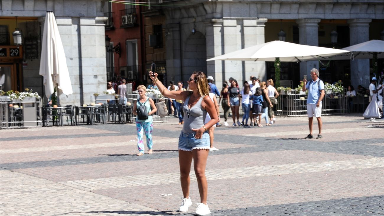 Una turista se hace un 'selfi' en la Plaza Mayor