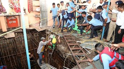 35 muertos al hundirse el suelo de un templo en la India