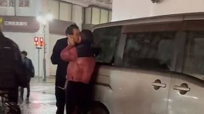 El apasionante beso entre Harry Styles y Emily Ratajkowski