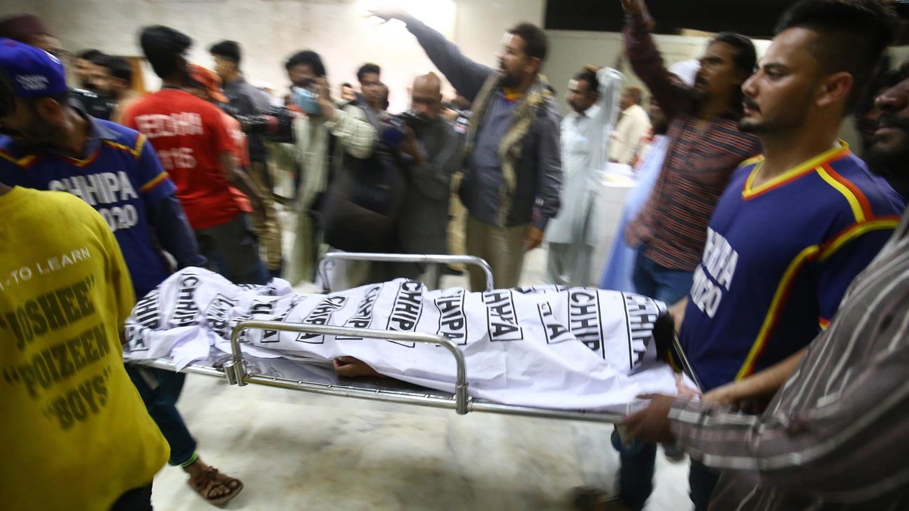 Llegada al hospital de Karachi de los cadáveres de las personas muertas en la estampida