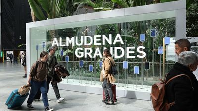 La estación de Atocha estrena su nuevo nombre Madrid-Puerta de Atocha-Almudena Grandes