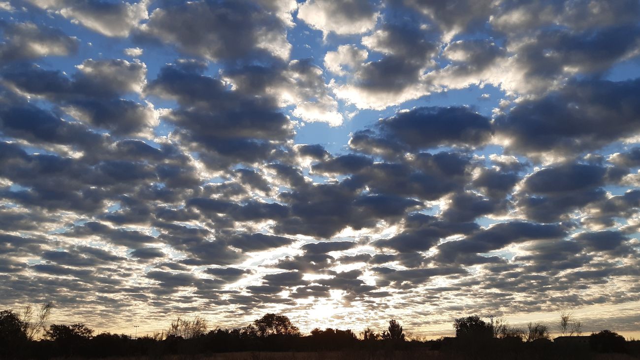 Cielo con nubes al amanecer en Madrid