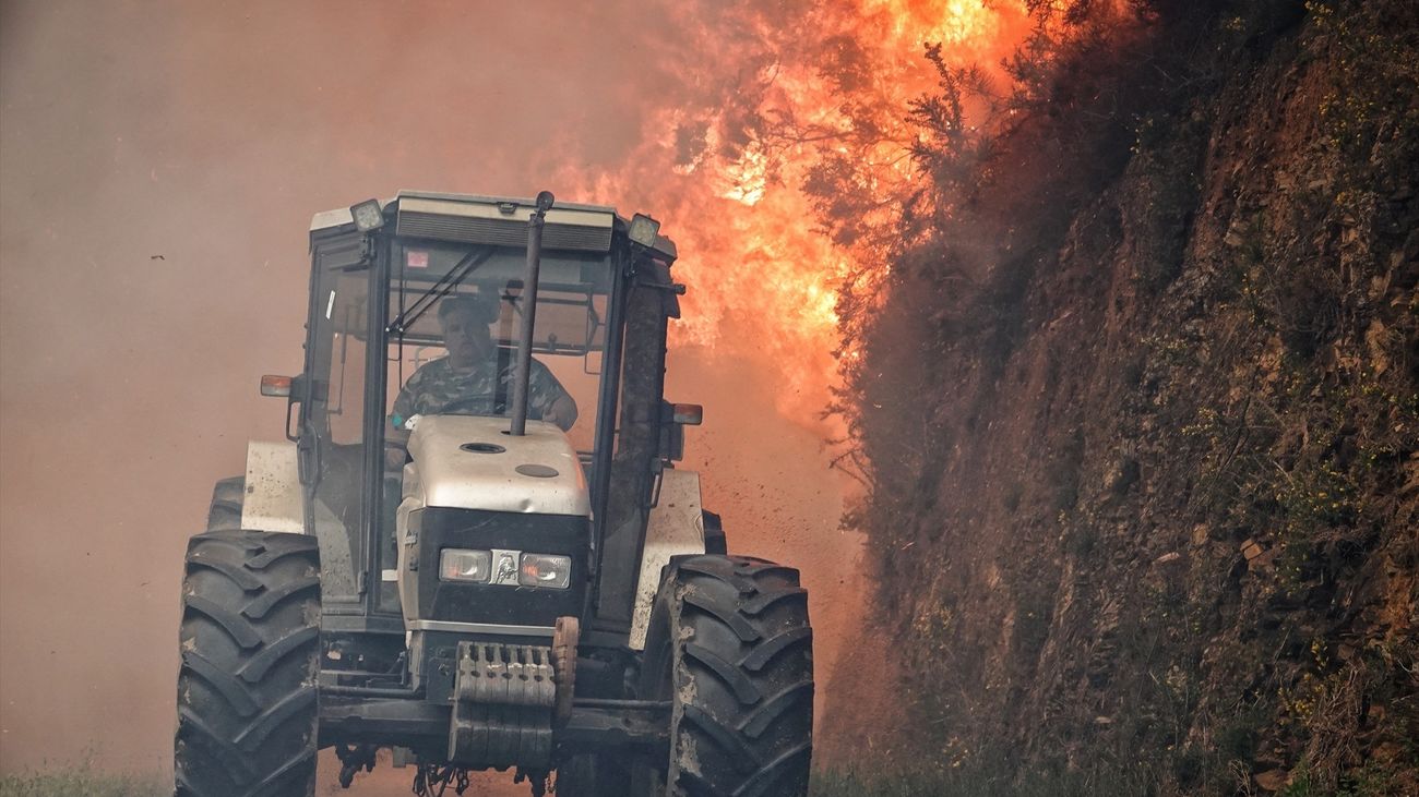 Un tractor en el incendio de los concejos de Valdes y Tineo,  en Asturias