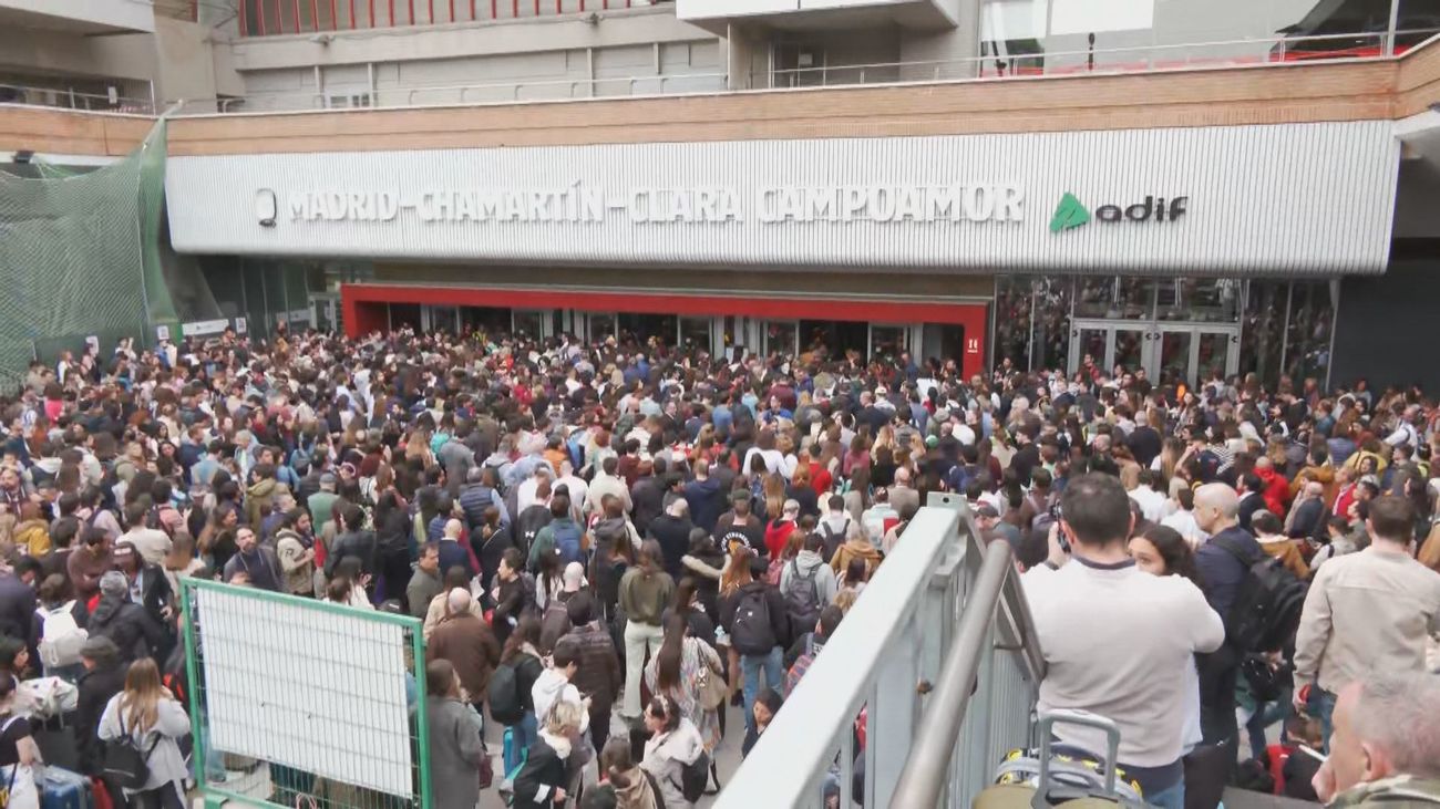 Caos en la Estación de Chamartín: "Estupendo comienzo de vacaciones"