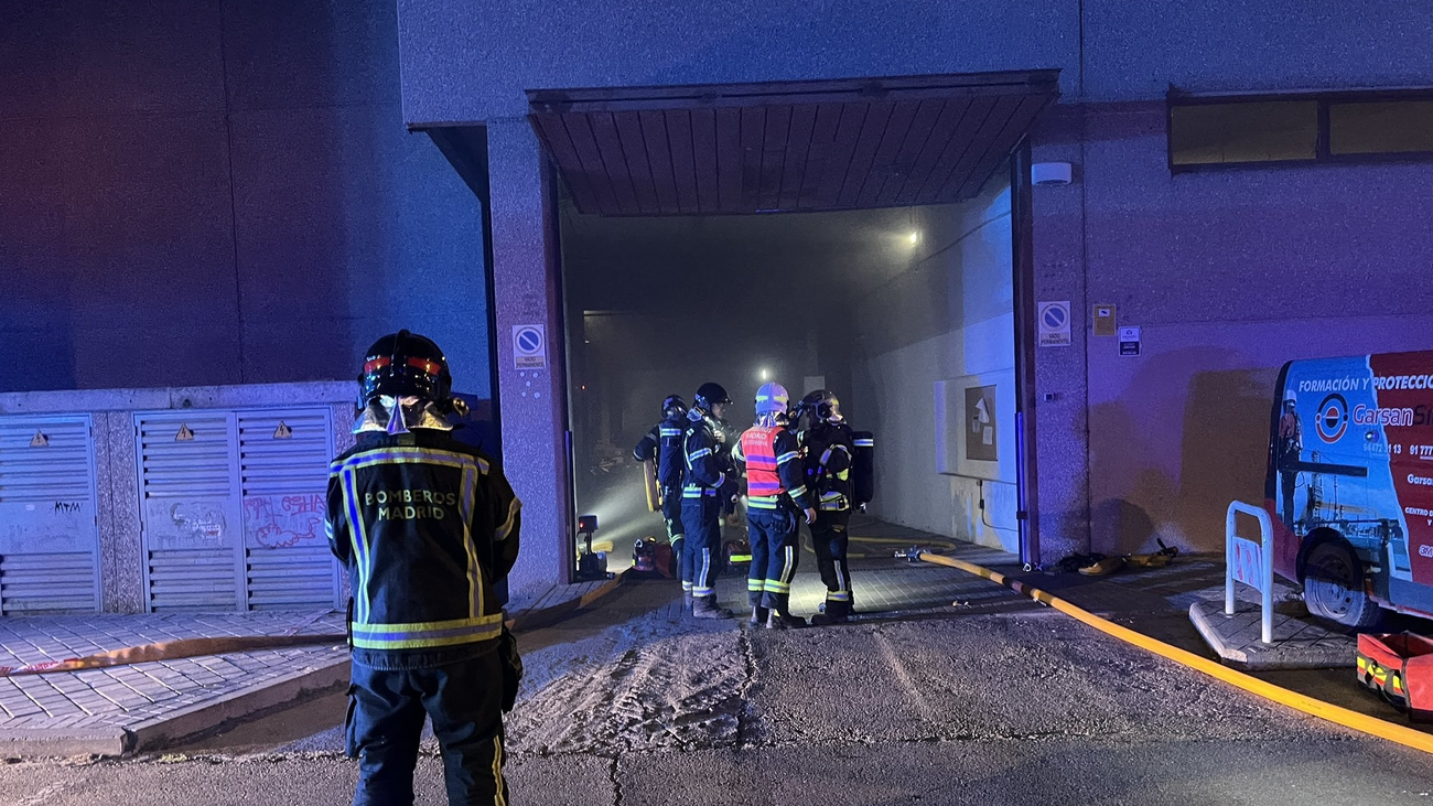 Se incendia una nave industrial de motos eléctricas en Vallecas