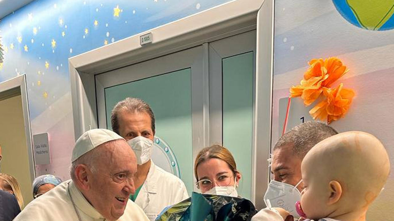 El papa Francisco sale del hospital: "Estoy todavía vivo"