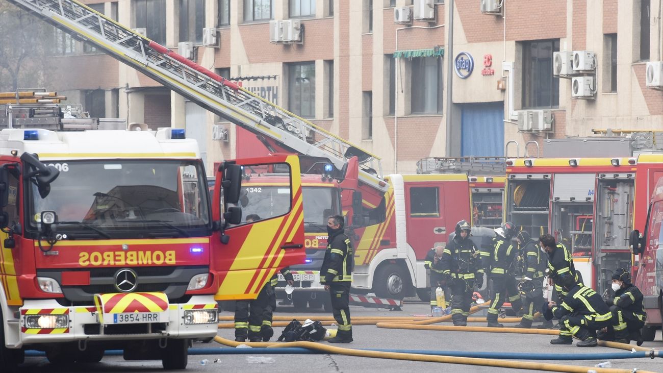 El incendio de una nave industrial en Vallecas, en vías de extinción