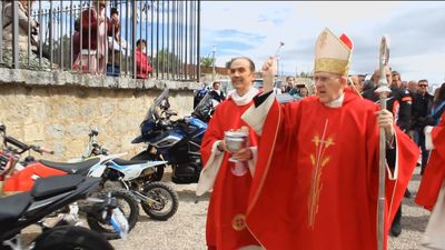 El cardenal Osoro preside una 'peregrinación motera' en la sierra de Madrid