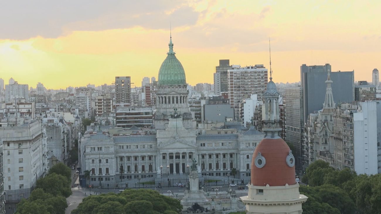 Buenos Aires, ciudad de librerías y templo de Maradona