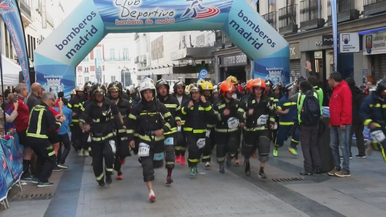 Bomberos corren en Madrid