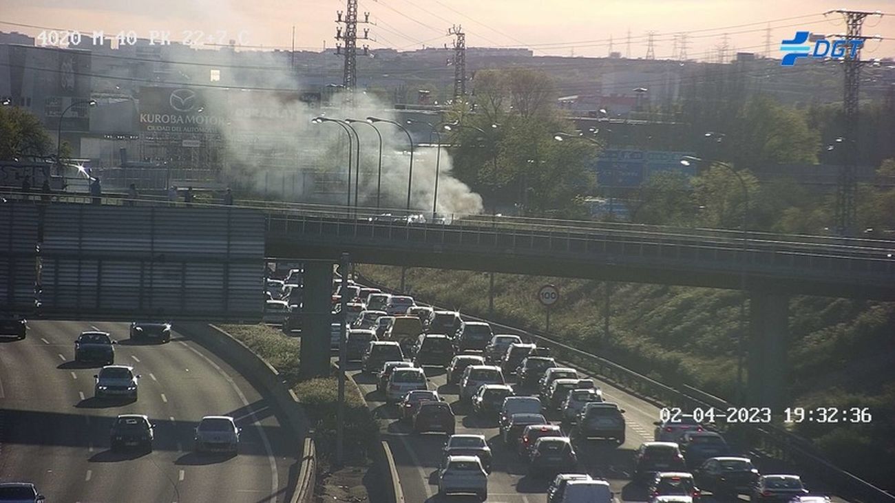 El incendio de un vehículo dificulta la circulación en la M-40 en Villaverde hacia la A-42