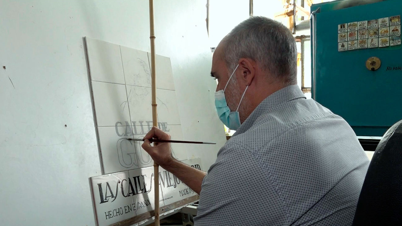 Juan Ruiz de Luna, el autor de las placas de cerámica que nombran más de 300 calles de la ciudad