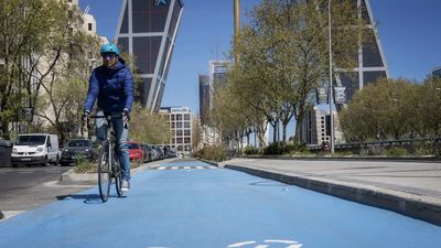 Abierto el primer tramo del carril ciclista de la Castellana