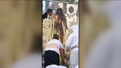 Arde el trono de la Virgen del Rocío en Vélez-Málaga: dos heridos al intentar sofocar el fuego