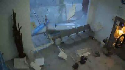 Así explota una secadora en una lavandería por culpa de un mechero