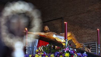 El Cristo del Camino cumple su tradicional recorrido por el barrio de Delicias en el Lunes Santo de Madrid
