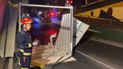 La caja de un camión se queda encajada en el 'túnel tragacamiones' de Leganés