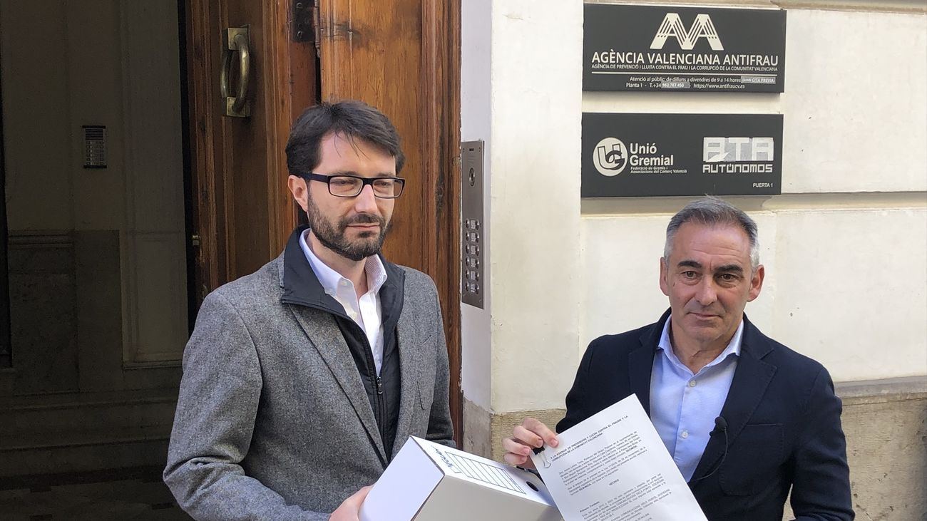 El portavoz del PP en el Ayuntamiento de Morella, Jesús Lecha, y el director de campaña del PPCV, Miguel Barrachina, presentan una denuncia en la Agencia Valenciana Antifraude